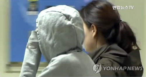 지난 1일 오후 경기 용인 일가족 살해사건의 피의자 아내 정모(32)씨가 인천공항을 통해 입국, 경찰 조사를 받았다. 사진은 조사를 마친 뒤 용인동부경찰서 유치장으로 이동하는 정씨(왼쪽).(사진=연합뉴스)