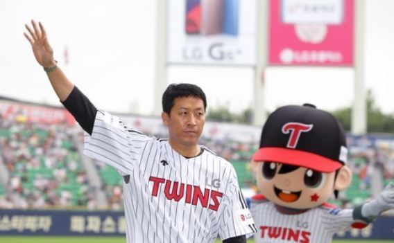 In this file photo provided by the LG Twins baseball club on July 9, 2017, former outfielder Lee Byung-kyu waves to the fans at Jamsil Stadium in Seoul during his retirement ceremony. Lee was named a coach in the Twins' organization on Nov. 2. (Yonhap)