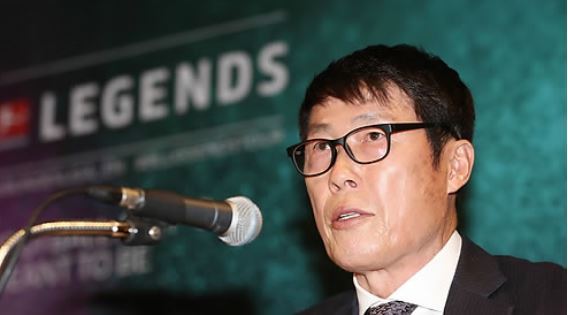 South Korean football legend Cha Bum-kun speaks during a press conference for the German Bundesliga Legends Tour at a Seoul hotel Nov. 2, 2017. (Yonhap)