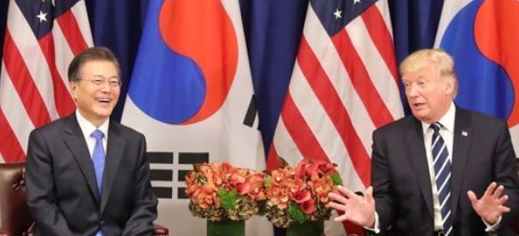 This file photo, taken Sept. 22, 2017, shows South Korean President Moon Jae-in (L) and U.S. President Donald Trump holding talks in a bilateral summit on the sidelines of the U.N. General Assembly in New York. (Yonhap)