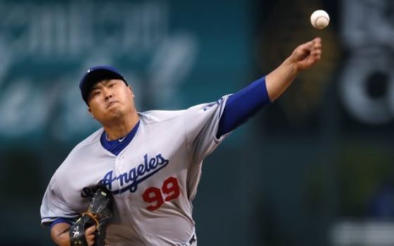 In this Associated Press file photo taken on Sept. 29, 2017, Ryu Hyun-jin of the Los Angeles Dodgers throws a pitch against the Colorado Rockies in the bottom of the first inning at Coors Field in Denver. (Yonhap)