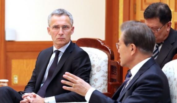 South Korean President Moon Jae-in (R) speaks in a meeting with Jens Stoltenberg, secretary-general of the North Atlantic Treaty Organization, at the presidential office Cheong Wa Dae in Seoul on Nov. 2, 2017. (Yonhap)
