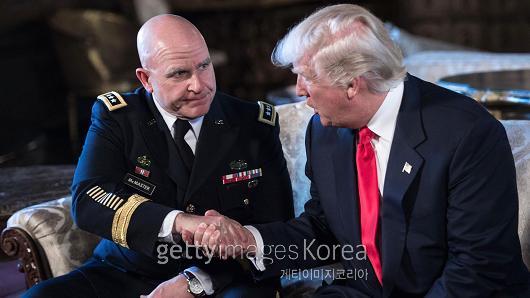 허버트 맥매스터 미국 국가안보회의(NSC) 보좌관(왼쪽)이 도널드 트럼프 미국 대통령과 악수하고 있다. [사진제공=게티이미지]