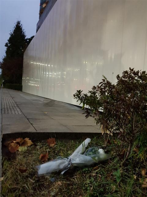 지난달 30일 영화배우 김주혁(45) 씨가 차량 전복 사고로 숨진 서울 강남구의 한 아파트 사고 현장에는 추모객이 놓고 간 조화가 아직 남아있다.