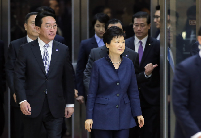 작년 2월 16일 박근혜 전 대통령이 국회에서 국회 의장단, 여야 지도부와 티타임을 가진 뒤 국정연설을 위해 본회의장으로 들어서는 모습. 왼쪽은 국가정보원으로부터 특수활동비를 상납 받았다는 의혹이 제기된 현기환 전 청와대 정무수석. [사진제공=연합뉴스]