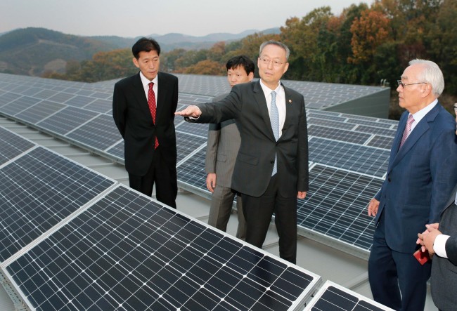 <YONHAP PHOTO-5543> 산업부, 스마트공장 현장방문 (서울=연합뉴스) 백운규 산업통상자원부 장관이 2일 경기도 용인시에 소재한 스마트공장인 신성이엔지 용인공장을 방문하여 공장시설을 둘러보고 있다. 2017.11.2 [산업통상자원부 제공=연합뉴스] photo@yna.co.kr/2017-11-02 18:01:57/ <저작권자 ⓒ 1980-2017 ㈜연합뉴스. 무단 전재 재배포 금지.>
<YONHAP PHOTO-5543> 산업부, 스마트공장 현장방문 (서울=연합뉴스) 백운규 산업통상자원부 장관이 2일 경기도 용인시에 소재한 스마트공장인 신성이엔지 용인공장을 방문하여 공장시설을 둘러보고 있다. 2017.11.2 [산업통상자원부 제공=연합뉴스] photo@yna.co.kr/2017-11-02 18:01:57/ <저작권자 ⓒ 1980-2017 ㈜연합뉴스. 무단 전재 재배포 금지.>