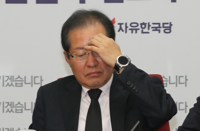 자유한국당 홍준표 대표가 한국당 1호 당원인 박근혜 전 대통령 제명 처리 등을 위해 3일 오전 서울 여의도 당사에서 열린 최고위원회의에 입장해 잠시 생각에 잠겨 있다.[사진=연합뉴스]
자유한국당 홍준표 대표가 한국당 1호 당원인 박근혜 전 대통령 제명 처리 등을 위해 3일 오전 서울 여의도 당사에서 열린 최고위원회의에 입장해 잠시 생각에 잠겨 있다.[사진=연합뉴스]