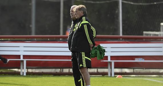 In this EPA file photo taken June 14, 2014, Jose Antonio Grande Cereijo (R), then assistant coach for the Spain national football team, speaks with head coach Vicente Del Bosque during a training session in Curitiba, Brazil. (Yonhap)
