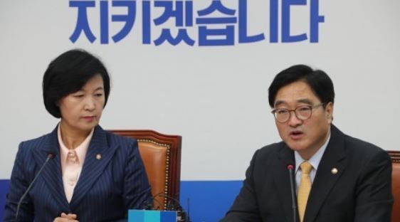 Choo Mi-ae and Woo Won-shik, the leader and floor leader of the ruling Democratic Party, attend the party's Supreme Council session at the National Assembly in Seoul on Nov. 3, 2017. (Yonhap)