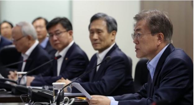 South Korean President Moon Jae-in (R) presides over a National Security Council meeting at Cheong Wa Dae on May 14, 2017. (Yonhap)