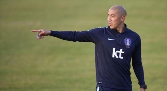 In this file photo taken on Sept. 2, 2017, South Korea national football team assistant coach Cha Du-ri gives direction to players at a training session in Tashkent ahead of the final Asian World Cup qualifying match against Uzbekistan. (Yonhap)