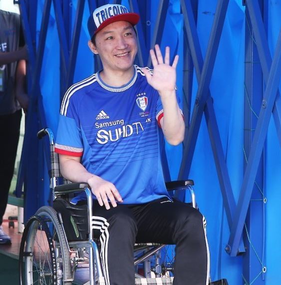 In this file photo taken on Sept. 19, 2015, former South Korean national football team striker Shin Young-rok waves to fans during an event at Suwon World Cup Stadium in Suwon, Gyeonggi Province. (Yonhap)