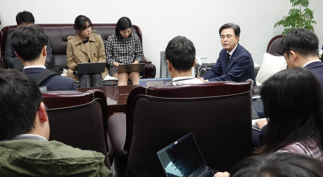 자유한국당 김태흠 최고위원이 3일 국회 의원실에서 기자회견을 열고 "최고위원회의에서 홍준표 대표와 격론 벌였고 홍 대표의 숙고는 받아들일 수 있지만, 독단결정은 못 받아들인다 했고 독단결정은 무효라는 입장을 전달했다"고 말했다.[사진=연합뉴스]
자유한국당 김태흠 최고위원이 3일 국회 의원실에서 기자회견을 열고 "최고위원회의에서 홍준표 대표와 격론 벌였고 홍 대표의 숙고는 받아들일 수 있지만, 독단결정은 못 받아들인다 했고 독단결정은 무효라는 입장을 전달했다"고 말했다.[사진=연합뉴스]