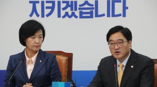 Woo Won-shik (R), the floor leader of the ruling Democratic Party, speaks during a party meeting at the National Assembly in Seoul on Nov. 3, 2017. (Yonhap)