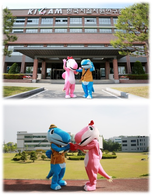 데니<왼쪽>와 캐시 연구원 본관과 잔디밭을 배경으로 포즈를 취하고 있다.[제공=한국지질자원연구원]