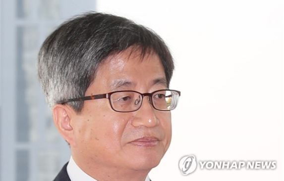 This photo, taken on Oct. 27, 2017, shows Supreme Court Chief Justice Kim Meong-su entering his office in Seoul. (Yonhap)