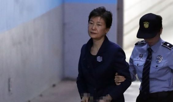 This photo, taken on Oct. 16, 2017, shows former President Park Geun-hye arriving at a Seoul court to attend her trial. (Yonhap)