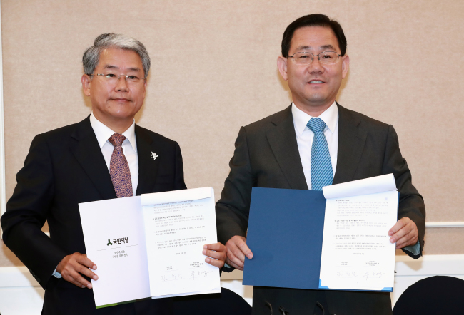 From left: Rep. Kim Dong-cheol of the Bareun Party and Rep. Joo Ho-young of the People's Party (Yonhap)