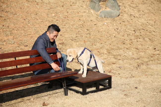 Kang with a dog (Park Ju-young/The Korea Herald)
