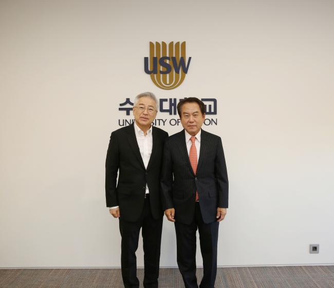 수원대 이인수총장(왼쪽)과 LA상공회의소 하기환 회장(오른쪽)이 학생 해외취업 등 상호협력를 약속했다.[사진제공=수언대]
수원대 이인수총장(왼쪽)과 LA상공회의소 하기환 회장(오른쪽)이 학생 해외취업 등 상호협력를 약속했다.[사진제공=수언대]