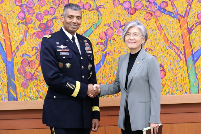 From left: Gen. Vincent K. Brooks, the commander of US Forces Korea and Foreign Minister Kang Kyung-wha (Foreign Ministry)