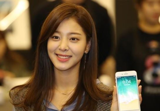 A model poses with the iPhone 8 in a cafe in Seoul in this photo released by South Korea's No. 1 mobile carrier SK Telecom Co. on Nov. 3, 2017. (Yonhap)