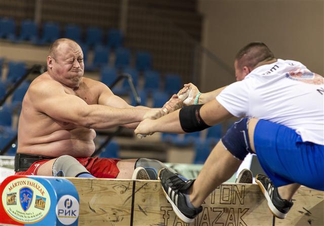<YONHAP PHOTO-0883> epa06310616 Victor Kolibabchuk of Russia (L) and Norbert Nagy of Slovakia compete in the men's event of the Stick-drawing World Cup tournament in Gyor, 120 kms west of Budapest, Hungary, 05 November 2017. Whichever competitor manages to draw the opponent to his own half over the plank, or snap the stick out of the opponenet’s hands, wins the round. EPA/Csaba Krizsan HUNGARY OUT/2017-11-06 05:54:27/ <저작권자 ⓒ 1980-2017 ㈜연합뉴스. 무단 전재 재배포 금지.>