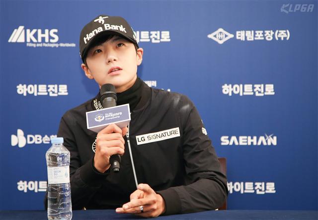 박성현(24)이 올해 미국여자프로골프(LPGA)투어루키로는 처음으로 롤렉스 세계 여자 골프 랭킹 1위에 올랐다. 박성현은 일본에서 마친 LPGA투어-일본여자프로골프(JLPGA)투어 공동 주관 대회 토토재팬클래식의 결과로 인해 한국인으로는 신지애(29), 박인비(29), 유소연(27)에 이어 네 번째로 골프의 최정상에 오르게 됐다.
