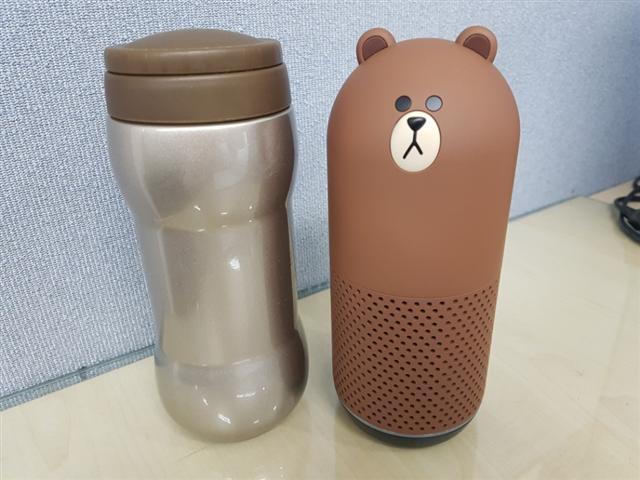 네이버 AI 스피커 ‘프렌즈 (오른쪽). 텀블러와 비슷한 크기로 휴대성을 높였다.