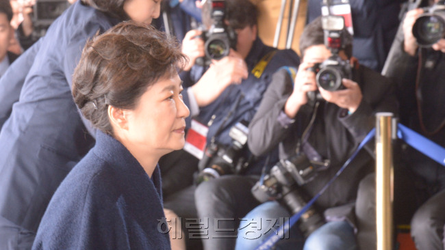지난 3월 21일 서울중앙지검에 피의자로 소환돼 출석하는 박근혜 전 대통령. [사진=정희조 기자/ checho@heraldcorp.com]
