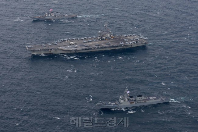 한국과 미국이 도널드 트럼프 미 대통령의 방한 계기 북한의 도발에 대응한 대비를 강화하고 있다. 사진은 지난달 미 해군의 로널드 레이건함과 한국 해군의 세종대왕함 등이 참여한 가운데 한미 연합 항모강습단 훈련을 실시중인 모습. [사진=헤럴드경제DB]