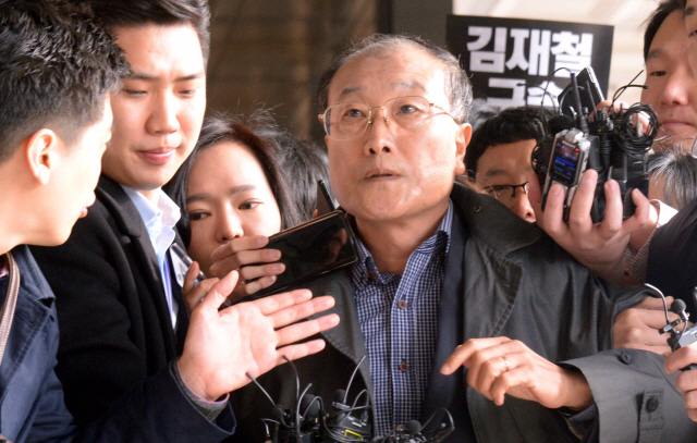 김재철 전 MBC사장이 중앙지검에 6일 피의자신분으로 소환되고 있다. 이날 파업중인 100여명의 MBC노조원들이 몰려 혼잡을 이뤘다.<br />정희조 기자/checho@heraldcorp.com