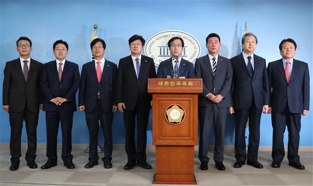 바른정당 통합파 의원들이 6일 오전 국회 정론관에서 기자회견을 열고 탈당선언을 하고 있다. 왼쪽부터 홍철호, 김용태, 강길부, 이종구, 김영우, 황영철, 김무성, 정양석 의원.  [제공=연합뉴스]
