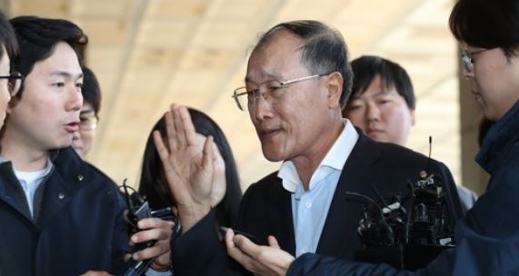 Former MBC President Kim Jae-chul makes a gesture of denial as he is questioned by reporters at the prosecutors' office in southern Seoul on Oct. 30, 2017, about allegations that he worked with the spy agency to help the former Lee Myung-bak government control public media. (Yonhap)
