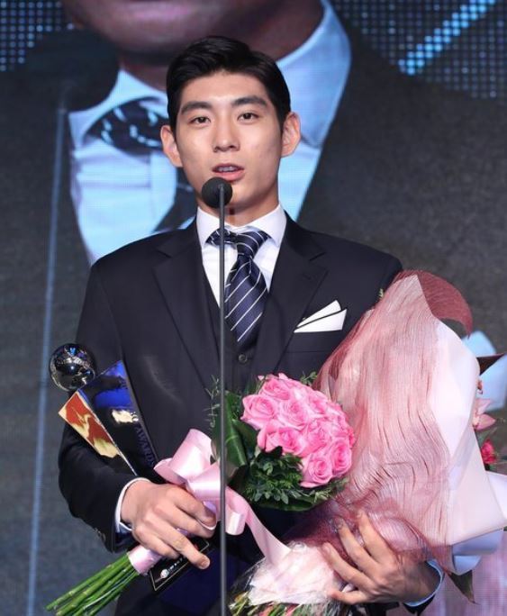 Nexen Heroes' outfielder Lee Jung-hoo gives his acceptance speech after winning the Rookie of the Year award in the Korea Baseball Organization at a ceremony in Seoul on Nov. 6, 2017. (Yonhap)