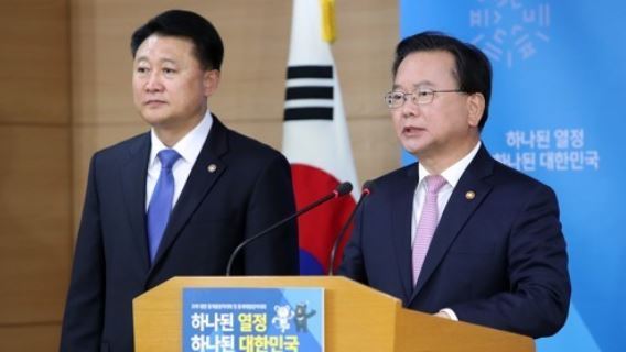 Interior Minister Kim Boo-kyum (R) and National Police Agency Commissioner-General Lee Choel-sung speak in a press briefing in Seoul on Nov. 6, 2017, over the government's tightened security plan during U.S. President Donald Trump's visit slated for Tuesday. (Yonhap)
