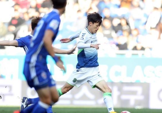 Jeonbuk Hyundai Motors midfielder Lee Jae-sung (R) dribbles past Ulsan Hyundai defenders during a K League Classic match at Munsu Stadium in Ulsan on Nov. 5, 2017. (Yonhap)