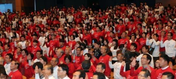 The volunteers and working staff for the 2018 PyeongChang Winter Games take an oath during an event in Seoul to celebrate launching of the volunteers on Nov. 6, 2017. (Yonhap)