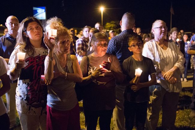 A candlelight vigil is observed on November 5, 2017, following the mass shooting at the First Baptist Church in Sutherland Springs, Texas, that left 26 people dead according to authorities. (AFP-Yonhap)