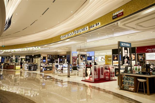 신라면세점이 싱가포르 창이공항 T4에 오픈한 면세점.