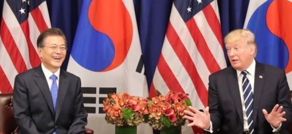 This photo shows South Korean President Moon Jae-in (L) and U.S. President Donald Trump at a summit meeting in New York on Sept. 21, 2017. (Yonhap)