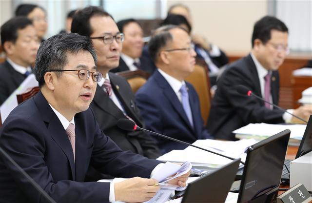 김동연 경제부총리 겸 기획재정부 장관이 7일 오전 국회에서 열린 기획재정위원회 전체회의에서 의원들의 질문에 답변하고 있다.  [연합뉴스]