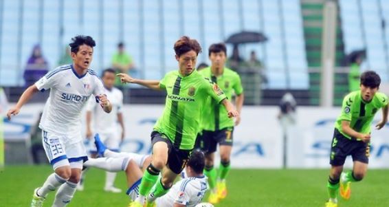 Jeonbuk Hyundai Motors midfielder Lee Jae-sung (2nd from L) dribbles against Suwon Samsung Bluewings players in their K League Classic match at Jeonju World Cup Stadium in Jeonju, North Jeolla Province, on Sept. 18, 2016. (Yonhap)