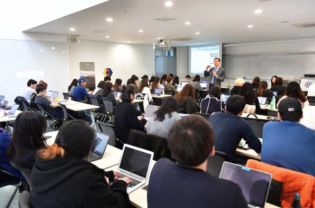 HanSung Motor CEO Dr. Ulf Ausprung gives a lecture at Yonsei University’s Songdo Campus on Monday. (HanSung Motor)