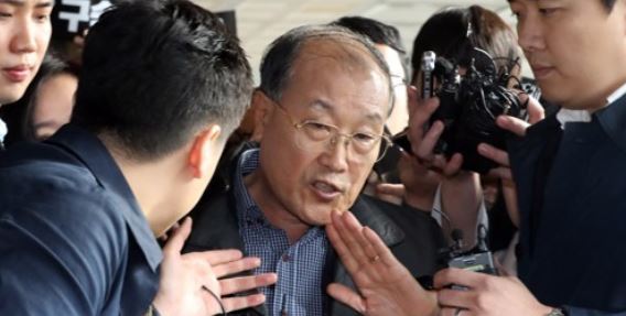 Former MBC chief Kim Jae-chul is shown in this file photo on Nov. 6, 2017, as he appeared for an interrogation over allegations that he engaged in a spy agency-led scheme to control public broadcasting channels under the Lee Myung-bak government. (Yonhap)