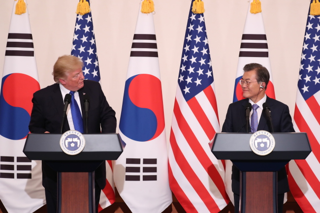 <YONHAP PHOTO-4058> 굳건한 한미 동맹의 미소 (서울=연합뉴스) 배재만 기자 = 문재인 대통령이 7일 오후 청와대에서 열린 한미 공동 언론행사에서 도널드 트럼프 미국 대통령을 보며 미소 짓고 있다. 2017.11.7 scoop@yna.co.kr/2017-11-07 17:47:00/ <저작권자 ⓒ 1980-2017 ㈜연합뉴스. 무단 전재 재배포 금지.>