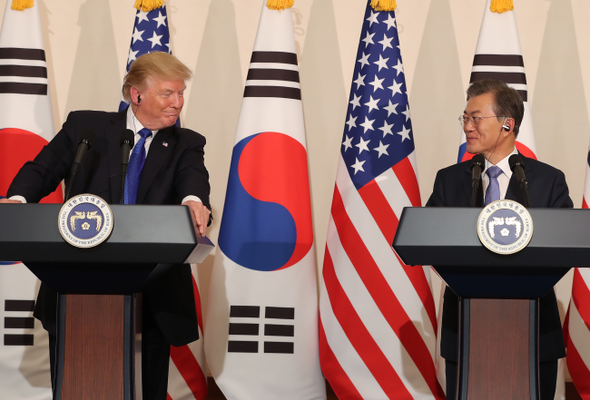 문재인 대통령과 도널드 트럼프 미국대통령이 한미정상회담후 기자회견을 갖고 있다. [사진=연합뉴스]