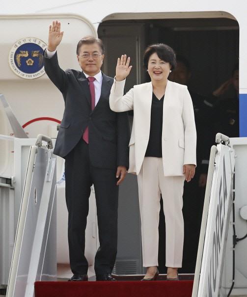 문재인 대통령과 김정숙 여사가 G20 정상회의 참석을 위해 출국하는 모습. 김 여사가 착용한 옷이 VW베라왕 브랜드다.   [연합뉴스]