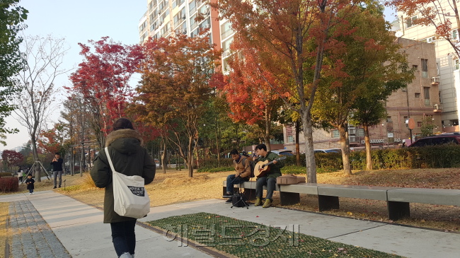 4일 저녁 서울 마포구 연남동 경의선숲길 공원에서 길거리공연(버스킹) 팀이 연속으로 공연을 하고 있다. 공연팀 뒤쪽으로 아파트 단지가 보인다. [사진=김진원 기자/jin1@heraldcorp.com]