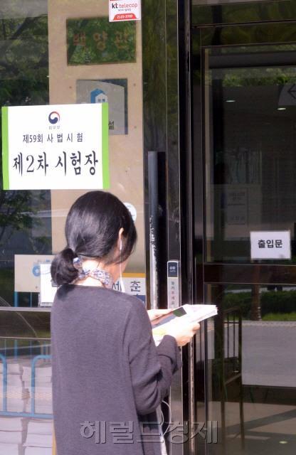 지난 6월 21일 서울 신촌 연세대 백양관에서 치러진 사법시험 2차 전형에 응시하기 위해 한 수험생이 고사장을 확인하고 있다.
정희조 기자/checho@heraldcorpo.com